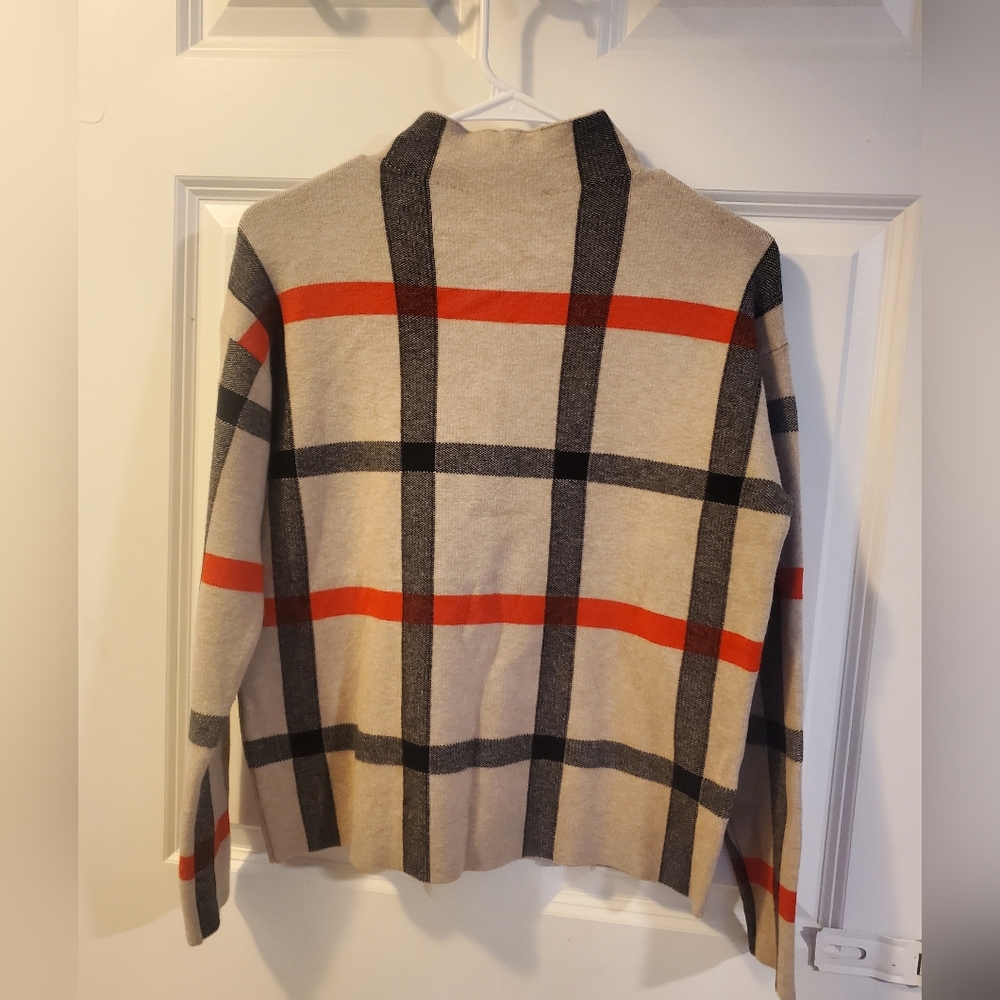 Tahari Neutral Knit Sweater with Black Accent